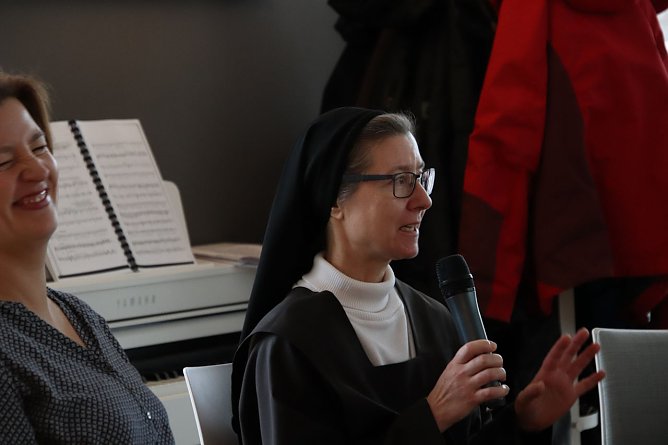 Schwester Sarah berichtete &uuml;ber den Alltag der heutigen Karmelitinnen (Foto: Peter Blei)