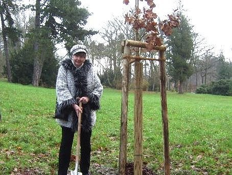 Annerose Ahlert mit der gespendeten Kaisereiche (Foto: privat)