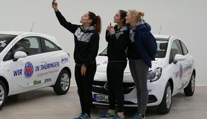 Schnell noch ein Selfie mit den neuen Flitzern (Foto: AHP)