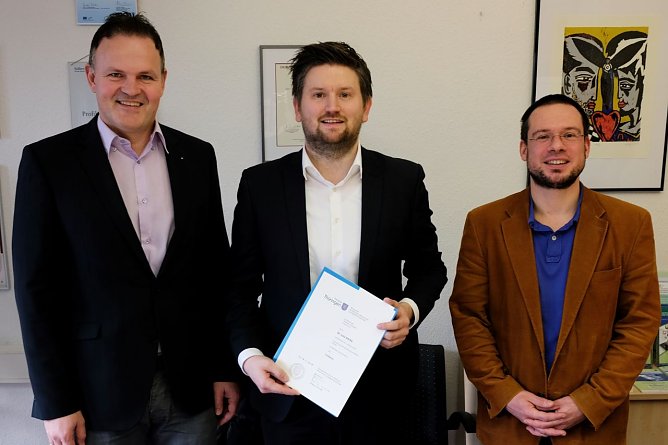 HSN-Pr&auml;sident Prof. Dr. J&ouml;rg Wagner, Prof.Dr. Lutz G&ouml;cke und Studiendekan Prof. Dr. Gernot Kaiser (v.l.) (Foto: Jaana Kistner)