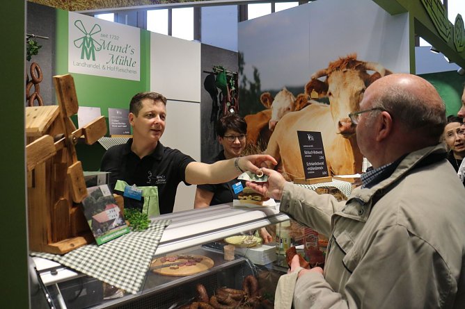 Am Messestand von Mund's M&uuml;hle geht es vor allem "um die Wurst" (Foto: Angelo Glashagel)