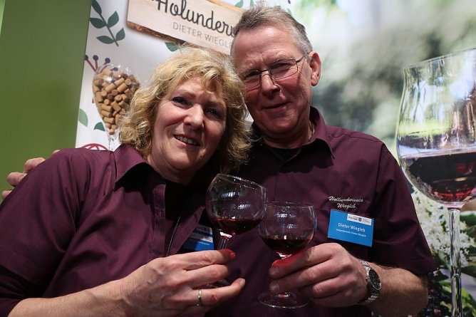 Bald 15 Jahre Erfahrung haben Gerdi und Dieter Wiegleb mit ihrem geliebtem Holunder (Foto: Angelo Glashagel)