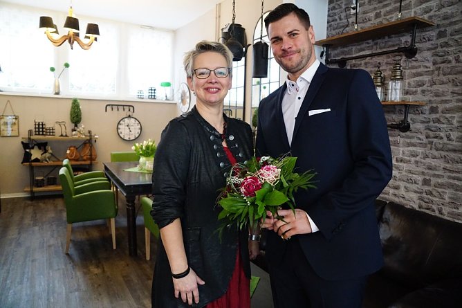Beate Kubath hat im Januar in der Rautenstra&szlig;e im einstigen Bastelst&uuml;bchen ihren Laden Wohnart er&ouml;ffnet. Pascal Wetzler von der SWG gratulierte (Foto: SWG Nordhausen)