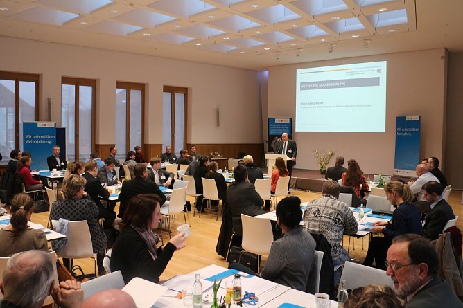 Was ist nur mit der Jugend los? Im B&uuml;rgerhaus versuchte man gestern Antworten zu finden (Foto: Angelo Glashagel)