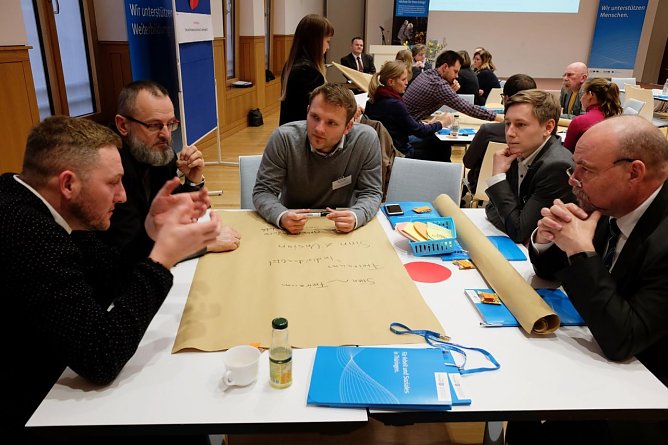 Studierende der Hochschule Nordhausen trainieren ihre sozialen Kompetenzen (Foto: Jaana Kistner)