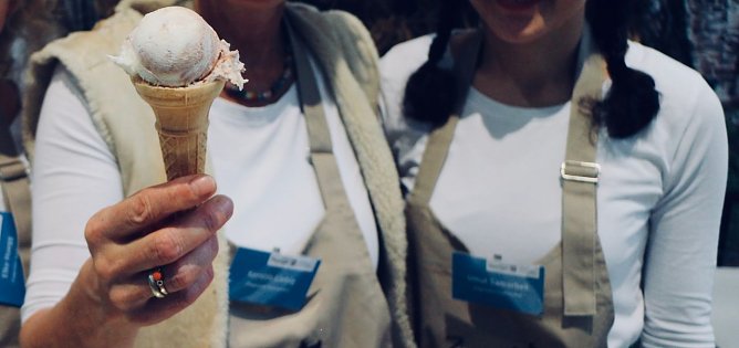 Eis statt K&auml;se - auch die Ziegenalm aus Sophienhof pr&auml;sentierte sich auf der Gr&uuml;nen Woche (Foto: Angelo Glashagel)