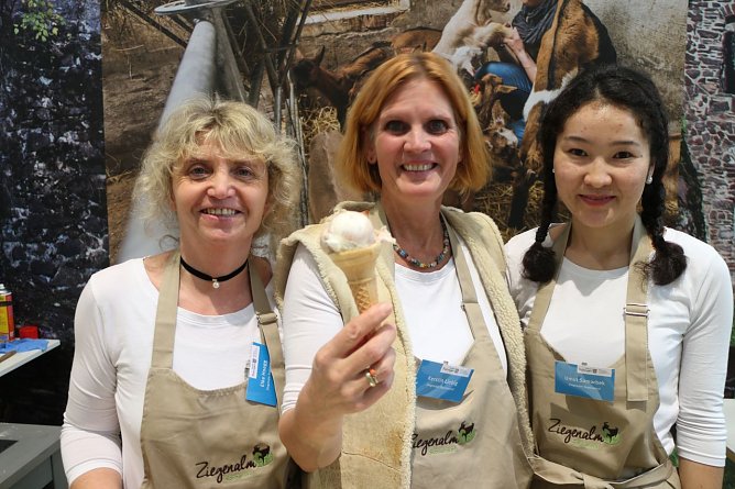 Kerstin Liebig (Mitte) mit ihren Kolleginnen Elke Hoegg und Umut Samarbek (Foto: Angelo Glashagel)