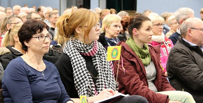Rund 250 Zuh&ouml;rer waren in die S&uuml;dharzhalle gekommen. (Foto: Susanne Schedwill)