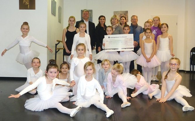 Sichtlich stolz waren die Kinder und Jugendlichen, als Barbara Rinke, Daniel Klajner und Dr. G&ouml;tz Ehrhardt ihnen herzlich f&uuml;r ihre tolle Leistung und die Spende dankten. (Foto: Birgit Susemihl)