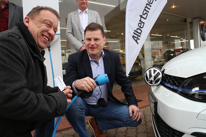 Uwe Richter und Sascha Albertsmeyer: die Fahrzeuge werden schneller da sein als die Infrastruktur (Foto: Angelo Glashagel)