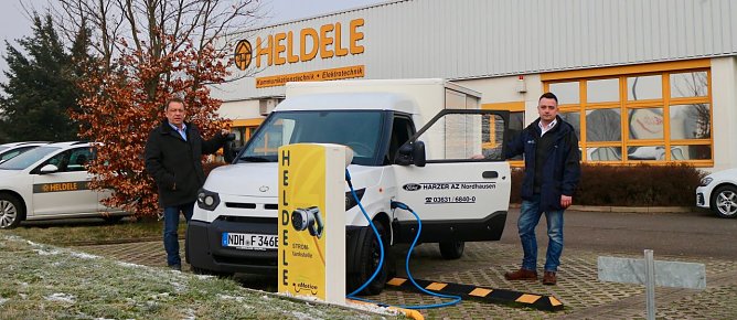 Uwe Richter (links) und Enrico Braun: wer &uuml;ber die Anschaffung eines Fahrzeuges nachdenkt, denkt auch &uuml;ber die Ladeinfrastruktur nach (Foto: Angelo Glashagel)
