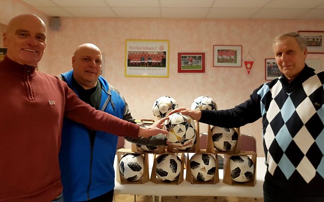 Neue Bälle für die FSG 99 Salza (Foto: FSG 99 Salza) Neue Bälle für die FSG 99 Salza (Foto: FSG 99 Salza)