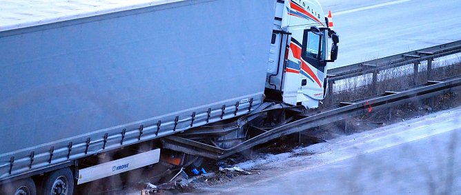 Laster kracht in Mittelleitplanke (Foto: S. Dietzel)