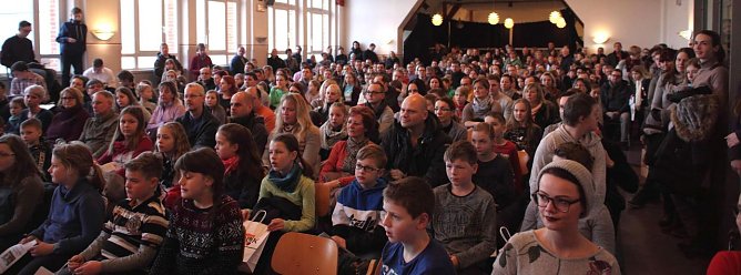 Blick in die voll besetzte Aula des Herder-Gymnasiums zur Begr&uuml;&szlig;ung am Tag der offenen T&uuml;r (Foto: H. Roeder)