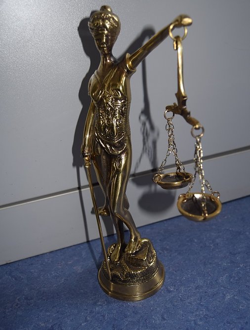 Wem geh&ouml;rt Justizia? (Foto: Polizei)