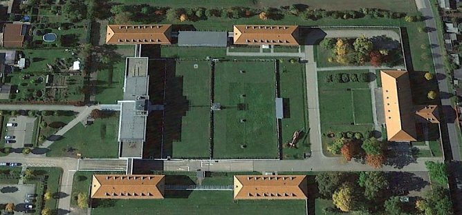 Blick auf die Liegenschaft der Landespolizeiinspektion (Foto: Google Earth)