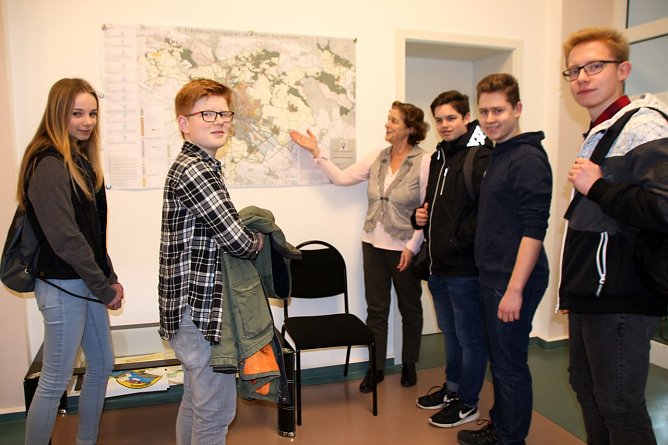 Gef&uuml;hrt wurden die Jugendlichen von Rita Hornkohl (Mitte) und den Ausbildern zum Beispiel ins Amt f&uuml;r Zukunftsfragen und Stadtentwicklung, in den B&uuml;rgerservice und das Standesamt (Foto: Ilona Bergmann, Pressestelle Stadtverwaltung)