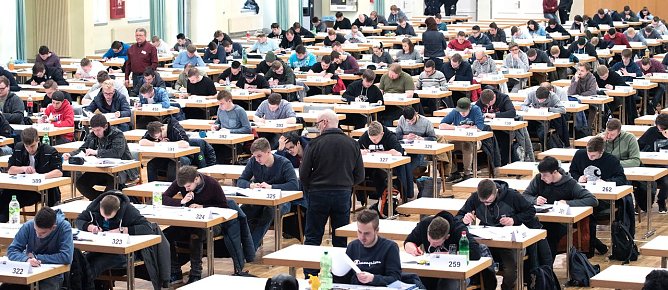 Pr&uuml;fungen in der Th&uuml;ringenhalle (Foto: IHK Erfurt)