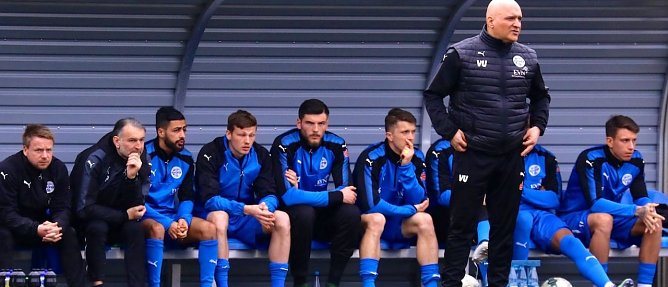 Volkan Uluc vor der Ersatzbank (Foto: Bernd Peter)