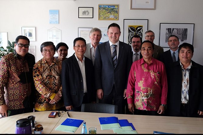 HSN-Pr&auml;sident, Prof. Dr. J&ouml;rg Wagner, und der Pr&auml;sident der Pattimura University, Prof. Dr. M. J. Saptenno, unterzeichneten einen gemeinsamen Kooperationsvertrag.  (Foto: Jaana Kistner)