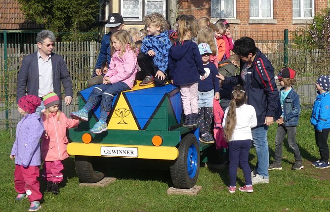 Bei strahlendem Sonnenschein konnten am Dienstagmorgen die Kinder der Ilfelder Rappelkiste das hei&szlig; begehrte Turnb&ouml;ckchen in Empfang nehmen. (Foto: Kreissportbund Nordhausen)