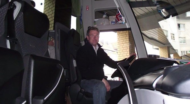 Bus fahren, fremde L&auml;nder erleben, stets zufriedene G&auml;ste an Bord � Michael Kimpel kann sich kein anderes Leben mehr vorstellen. (Foto: Kurt Frank)