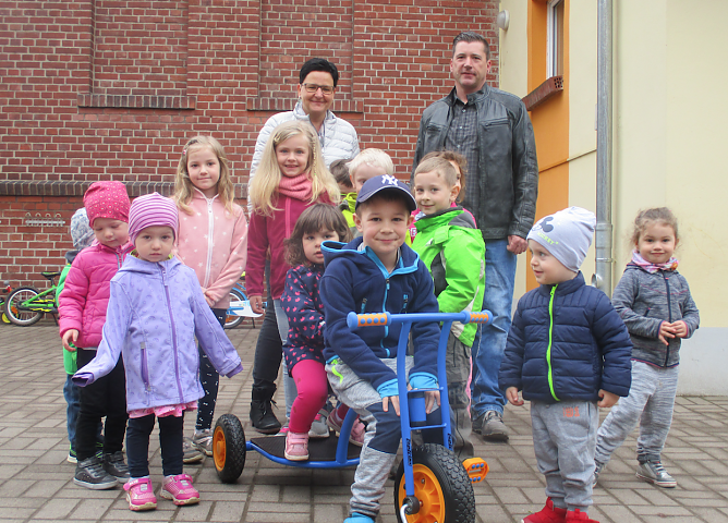 Krimder&ouml;der Kindergarten konnte Fuhrpark erweitern (Foto: Mathias Daniel)