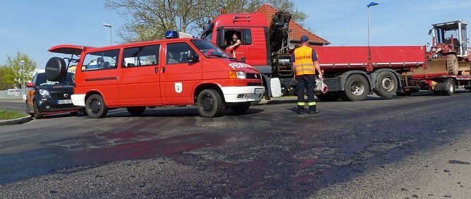 Asphalt l&ouml;st sich auf (Foto: nnz)