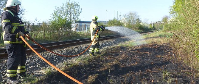 Brand an den Gleisen (Foto: nnz)
