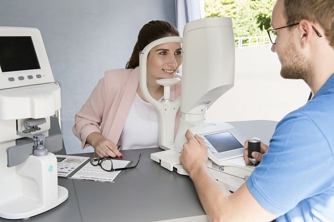 Das Sehtestmobil kommt zum Autofr&uuml;hling (Foto: Fielmann)