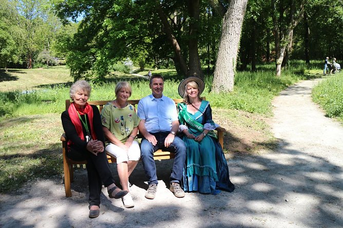 Vier neue B&auml;nke f&uuml;r den Park (Foto: Angelo Glashagel)