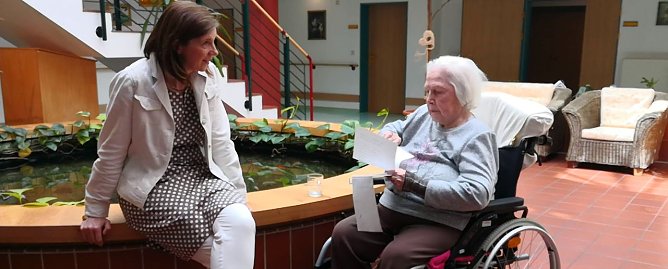 Margot Wenkel &uuml;bergibt eine Wunschliste (Foto: nnz)