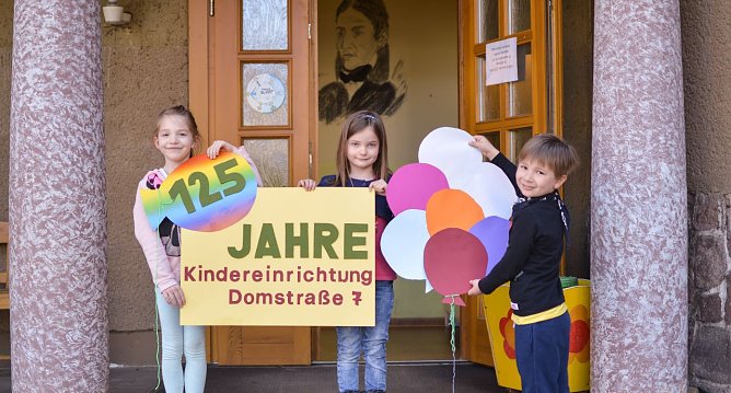 Nele, Martha und Ben f&uuml;hlen sich hier sichtlich wohl. Sie freuen sich auf die Jubil&auml;umswoche und besonders auf das Familienfest am 2. Juni (Foto: Mathias Daniel)