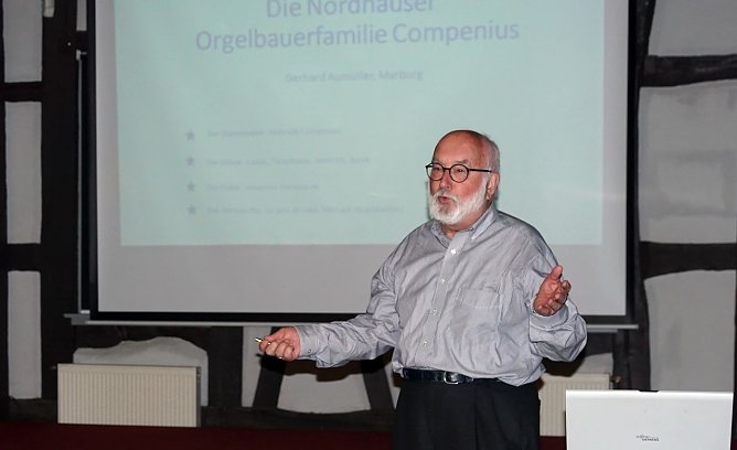 Referent Prof. Dr. Aum&uuml;ller (Foto: Dr. Marie-Luis Zahradnik)