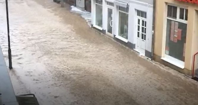 Aufr&auml;umarbeiten beginnen (Foto: Karl-Heinz Herrmann)