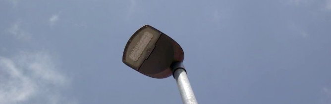 Diese LED-Stra&szlig;enaterne beleuchtet nur einen kleinen Fleck unterhalb, daf&uuml;r ziemlich hell. Das Umfeld wird nur sp&auml;rlich beleuchtet. Vielleicht liegt es an den mickrigen Mini-Leuchten? (Foto: Kurt Frank)