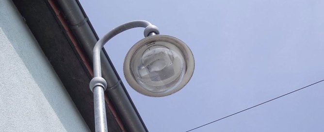 Die Leuchtk&ouml;rper in der Friedrich-Ebert-Stra&szlig;e nebenan machen was her. Sie beleuchten auch das Umfeld ausreichend aus. Vielleicht werden auch sie gegen  K&uuml;mmerlinge ausgetauscht. (Foto: Kurt Frank)