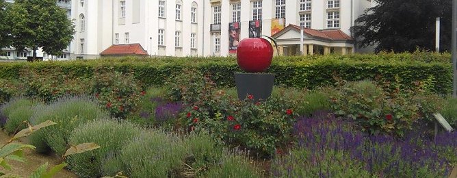 H&uuml;bsch anzusehen ist die gepflegte Anlage beim Stadttheater. (Foto: Kurt Frank)