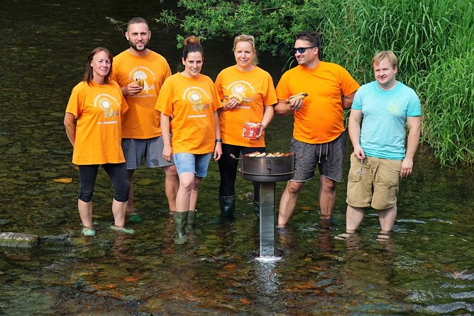 Die Mitglieder des F&ouml;rdervereins holten sich kalte F&uuml;&szlig;e. (Foto: Susanne Schedwill)
