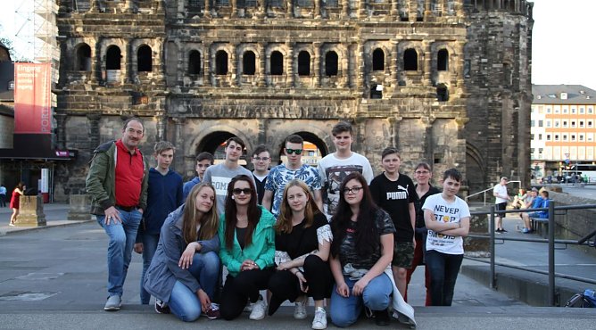 Die Exkursionsteilnehmer vor der Porta Nigra (Foto: privat)