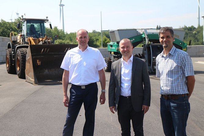 v.l.: Landrat Matthias Jendricke, Gesch&auml;ftsf&uuml;hrer Thomas Mund, Oberb&uuml;rgermeister Kai Buchmann (Foto: Angelo Glashagel)