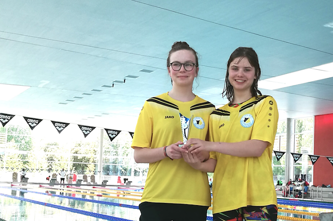 Veronique K&ouml;nig und Helene J&auml;ntschmann beim Pokalschwimmen (Foto: Kathrin Berndt)