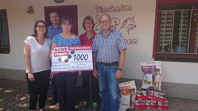 Die Spende wurde im Namen des Betriebsrats der Rewe Markt GmbH/ Penny-Markt GmbH Lehrte durch J&ouml;rg Ausmeier (Stellv. BR-Vorsitzender) und Franziska Blumenthal (Referentin BR) sowie dem Pennymarkt in Nordhausen durch Silke Bergen (Marktleiterin) und Mirko John (Bezirksleiter), an die Leiterin des Tierheims, Frau Schenk, &uuml;bergeben (Foto: Tierheim Nordhausen)