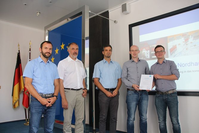 &Uuml;bergabe Zertifikat Kommunaler Energiemanager an Johannes G&ouml;tting, Sachgebiet Umwelt, v.l.n.r.: Frank Kuhlmey (Projektleiter Kommunales Energiemanagement, ThEGA), Prof. Dr. Dieter Sell (Gesch&auml;ftsf&uuml;hrer, ThEGA), Oberb&uuml;rgermeister Kai Buchmann, Johannes G&ouml;tting, Hannes Vierke (Junior-PL Komm. Energiemanagement, ThEGA) (Foto: Pressestelle Stadt Nordhausen)