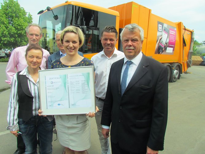 Guido Sch&ouml;nk und Dr. Uwe Brockstieger von der DEKRA Certification GmbH &uuml;berreichten die Zertifizierungsurkunde an die Unternehmen der Stadtwerke-Nordhausen-Gruppe (Foto: Marco Bachmann, Stadtwerke Nordhausen)