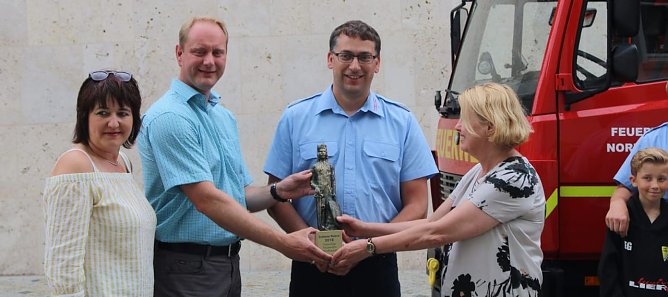 Goldener Roland &uuml;berreicht (Foto: Sven Tetzel)