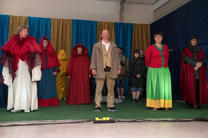 Der Zaubermantel - lange haben die 18 Mitglieder der Theatergruppe der Lebenshilfe f&uuml;r ihren gro&szlig;en Auftritt geprobt (Foto: Ingrid Krug)