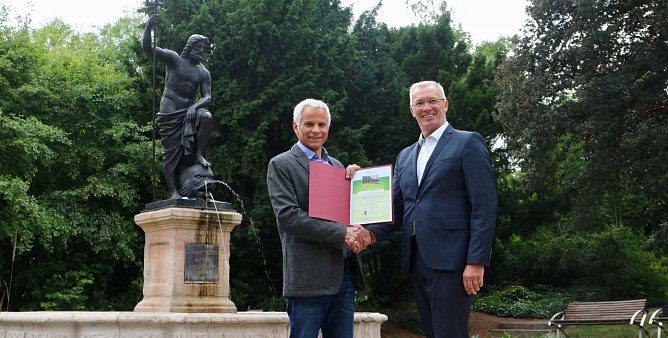 v.l.: Steffen Meyer und J&ouml;rg Prophet vor dem Neptunbrunnen (Foto: Angelo Glashagel)