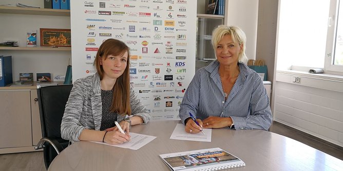Claudia Rheinl&auml;nder (NUV) und Jana J&auml;ckisch (Firmenkunden- und Hochschulberaterin TK) bei der Unterzeichnung der Kooperationsvereinbarung (Foto: Nordth&uuml;ringer Unternehmerverband)