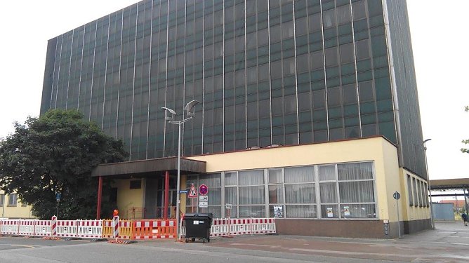 Das im Volksmund genannte Gr&uuml;ne Ungeheuer, dieser sch&auml;bige Klotz beim Hauptbahnhof, hat einen neuen Eigent&uuml;mer. Noch kann nicht gesagt werden, was er damit vorhat. (Foto: Kurt Frank)